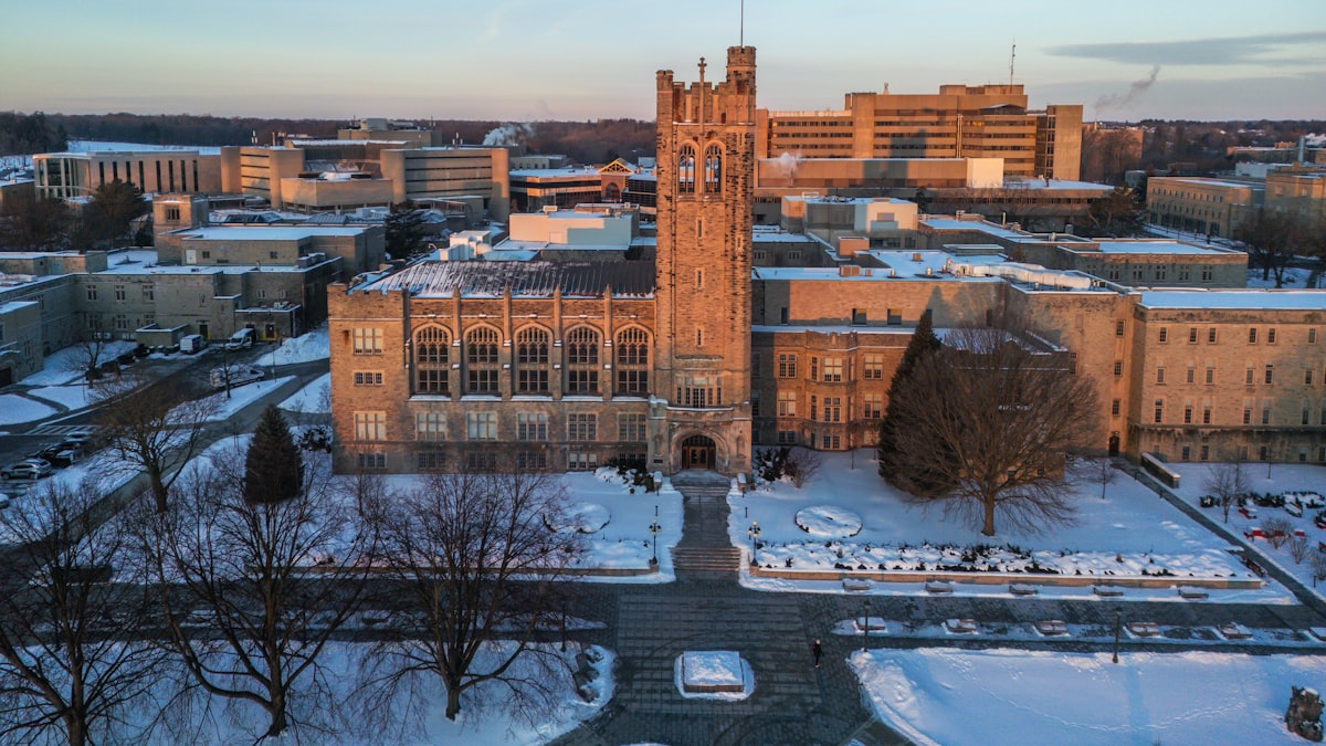 加拿大大学校园冬季雪景，象征加拿大留学